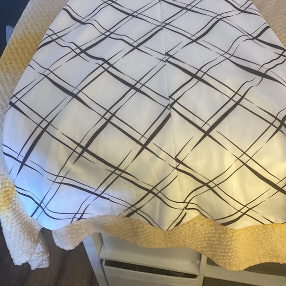 Black and white worn once mid-level dress with the zipper - Picture 4 of 4